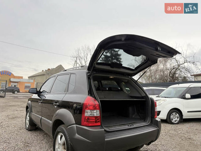 Черный Хендай Туксон, объемом двигателя 2 л и пробегом 252 тыс. км за 7200 $, фото 21 на Automoto.ua