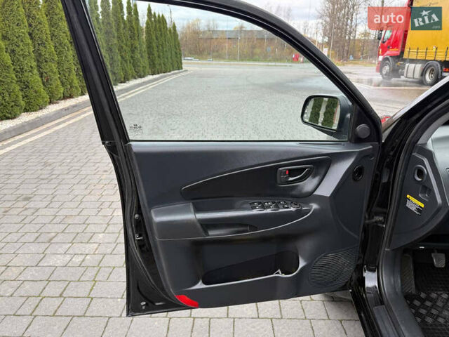 Черный Хендай Туксон, объемом двигателя 1.98 л и пробегом 205 тыс. км за 7950 $, фото 10 на Automoto.ua