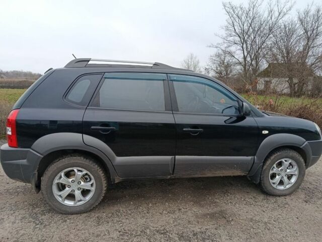 Черный Хендай Туксон, объемом двигателя 2 л и пробегом 276 тыс. км за 8500 $, фото 2 на Automoto.ua