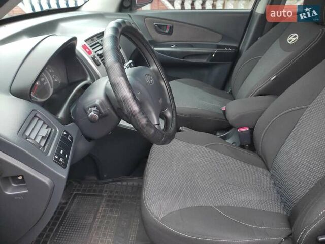 Черный Хендай Туксон, объемом двигателя 2 л и пробегом 237 тыс. км за 7500 $, фото 18 на Automoto.ua