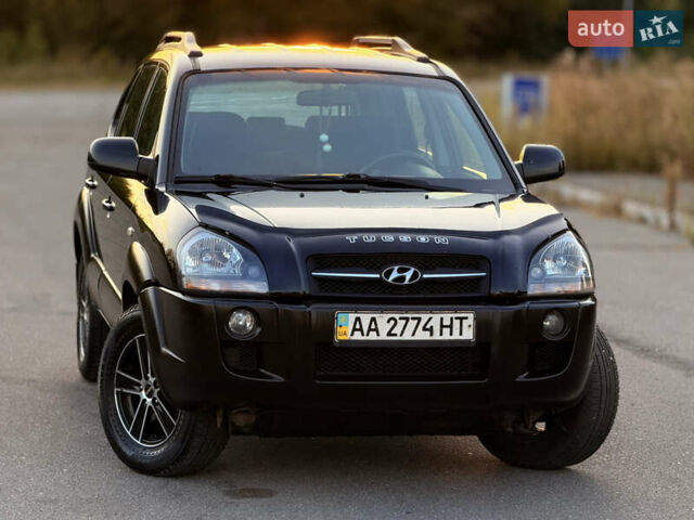 Черный Хендай Туксон, объемом двигателя 2 л и пробегом 250 тыс. км за 7600 $, фото 3 на Automoto.ua
