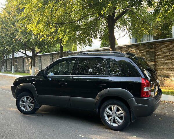 Черный Хендай Туксон, объемом двигателя 2.66 л и пробегом 256 тыс. км за 7600 $, фото 2 на Automoto.ua