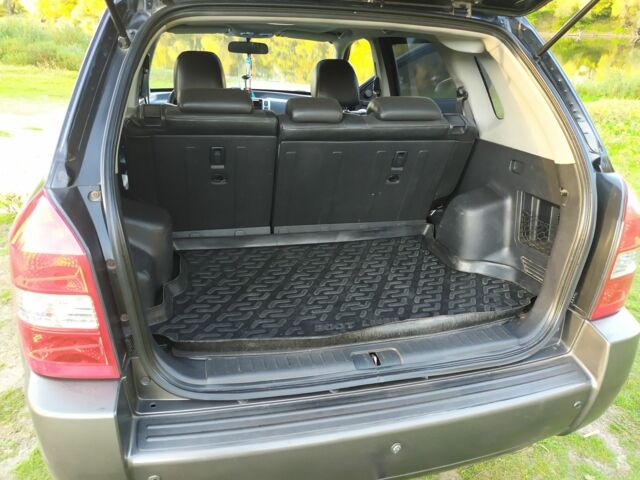 Черный Хендай Туксон, объемом двигателя 2 л и пробегом 162 тыс. км за 8500 $, фото 7 на Automoto.ua