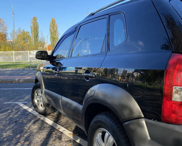 Черный Хендай Туксон, объемом двигателя 1.98 л и пробегом 218 тыс. км за 7200 $, фото 8 на Automoto.ua