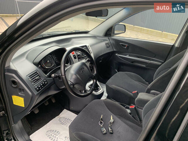 Черный Хендай Туксон, объемом двигателя 2 л и пробегом 198 тыс. км за 7500 $, фото 6 на Automoto.ua