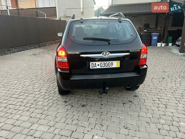Черный Хендай Туксон, объемом двигателя 2 л и пробегом 276 тыс. км за 7450 $, фото 12 на Automoto.ua