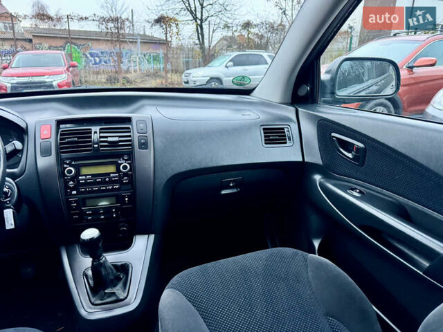 Черный Хендай Туксон, объемом двигателя 1.98 л и пробегом 96 тыс. км за 9900 $, фото 11 на Automoto.ua