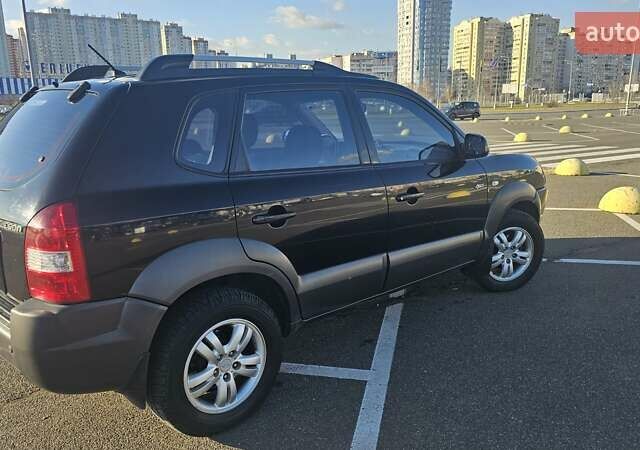 Чорний Хендай Туксон, об'ємом двигуна 1.98 л та пробігом 212 тис. км за 7766 $, фото 5 на Automoto.ua