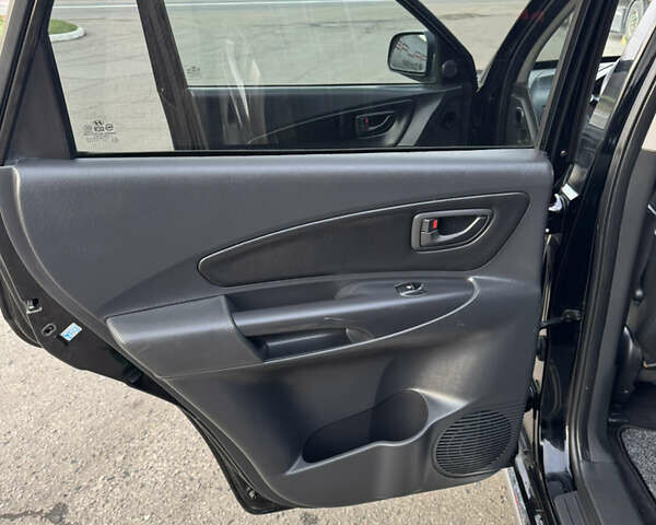 Черный Хендай Туксон, объемом двигателя 2 л и пробегом 210 тыс. км за 7850 $, фото 23 на Automoto.ua