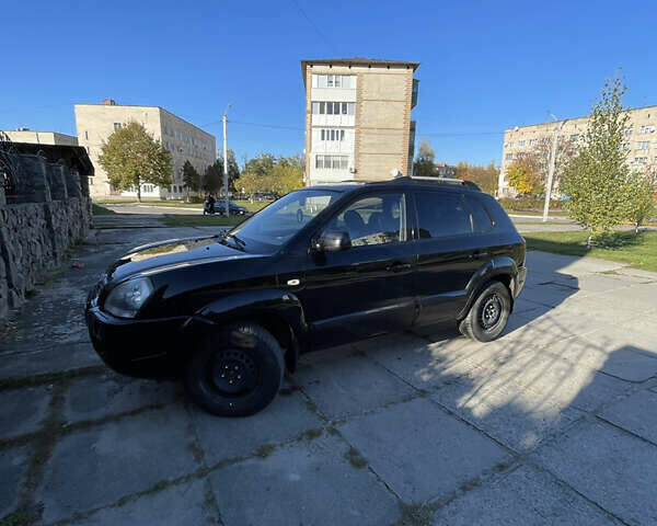 Черный Хендай Туксон, объемом двигателя 1.98 л и пробегом 262 тыс. км за 7900 $, фото 2 на Automoto.ua