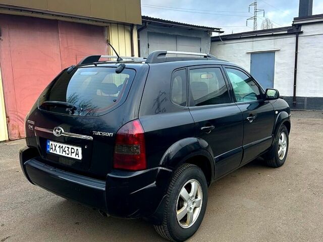 Черный Хендай Туксон, объемом двигателя 2 л и пробегом 215 тыс. км за 6700 $, фото 2 на Automoto.ua