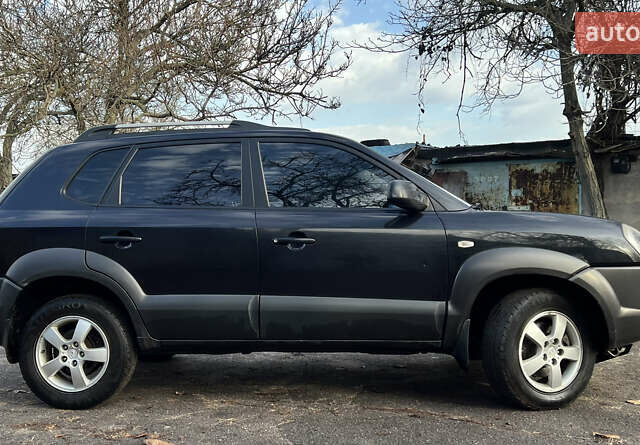 Чорний Хендай Туксон, об'ємом двигуна 2 л та пробігом 240 тис. км за 8500 $, фото 4 на Automoto.ua