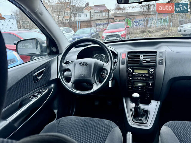 Черный Хендай Туксон, объемом двигателя 1.98 л и пробегом 96 тыс. км за 9900 $, фото 10 на Automoto.ua