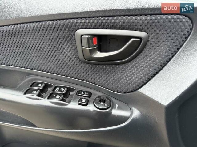 Черный Хендай Туксон, объемом двигателя 1.99 л и пробегом 240 тыс. км за 7200 $, фото 53 на Automoto.ua