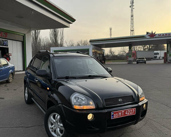 Черный Хендай Туксон, объемом двигателя 2 л и пробегом 210 тыс. км за 7850 $, фото 2 на Automoto.ua