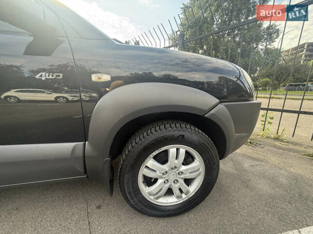 Черный Хендай Туксон, объемом двигателя 2 л и пробегом 218 тыс. км за 6700 $, фото 5 на Automoto.ua