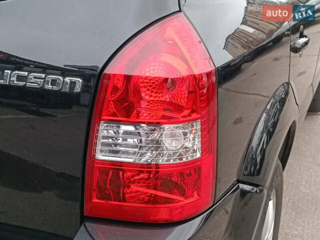 Черный Хендай Туксон, объемом двигателя 2 л и пробегом 192 тыс. км за 7990 $, фото 8 на Automoto.ua