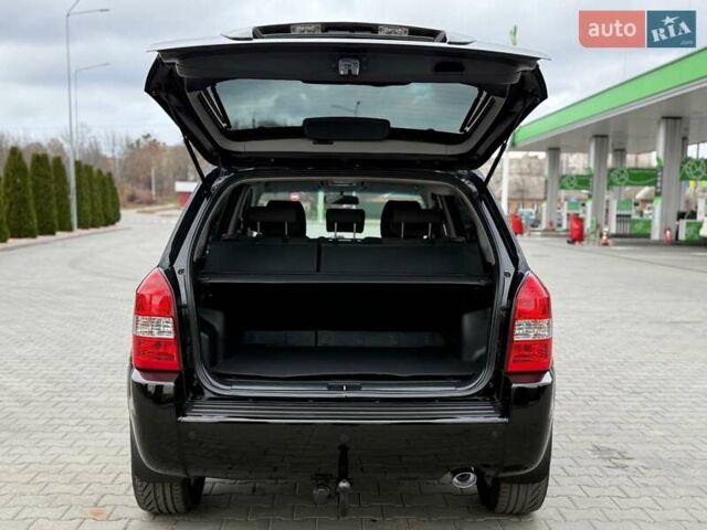 Черный Хендай Туксон, объемом двигателя 1.98 л и пробегом 239 тыс. км за 8700 $, фото 12 на Automoto.ua