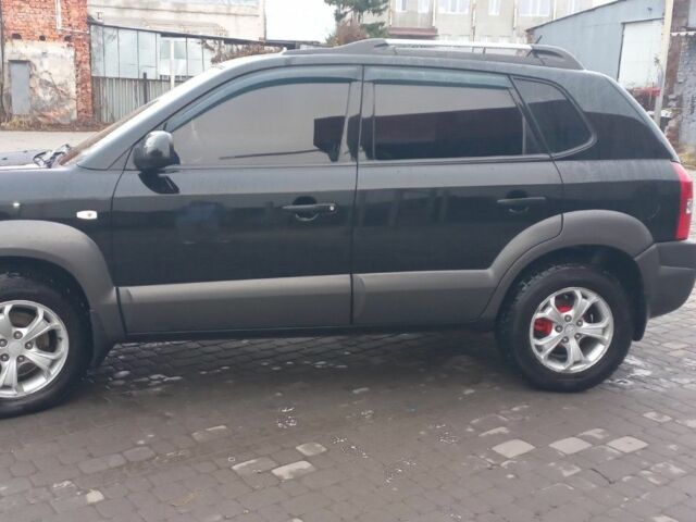 Черный Хендай Туксон, объемом двигателя 2 л и пробегом 200 тыс. км за 8300 $, фото 1 на Automoto.ua