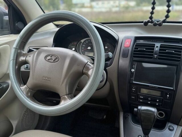 Черный Хендай Туксон, объемом двигателя 2 л и пробегом 353 тыс. км за 6800 $, фото 9 на Automoto.ua