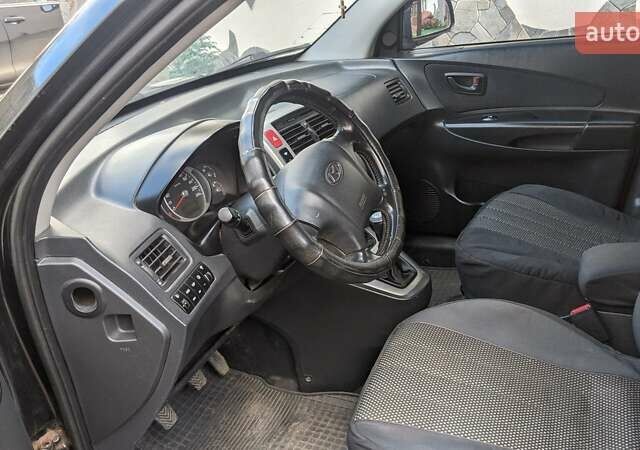 Черный Хендай Туксон, объемом двигателя 2 л и пробегом 163 тыс. км за 8100 $, фото 21 на Automoto.ua