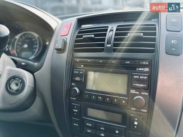 Черный Хендай Туксон, объемом двигателя 1.98 л и пробегом 206 тыс. км за 8300 $, фото 12 на Automoto.ua