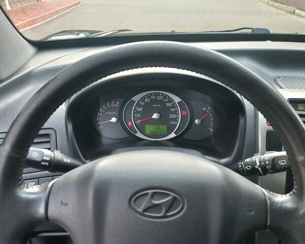 Черный Хендай Туксон, объемом двигателя 2 л и пробегом 168 тыс. км за 9000 $, фото 25 на Automoto.ua