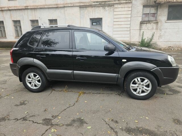 Чорний Хендай Туксон, об'ємом двигуна 2 л та пробігом 186 тис. км за 8300 $, фото 4 на Automoto.ua