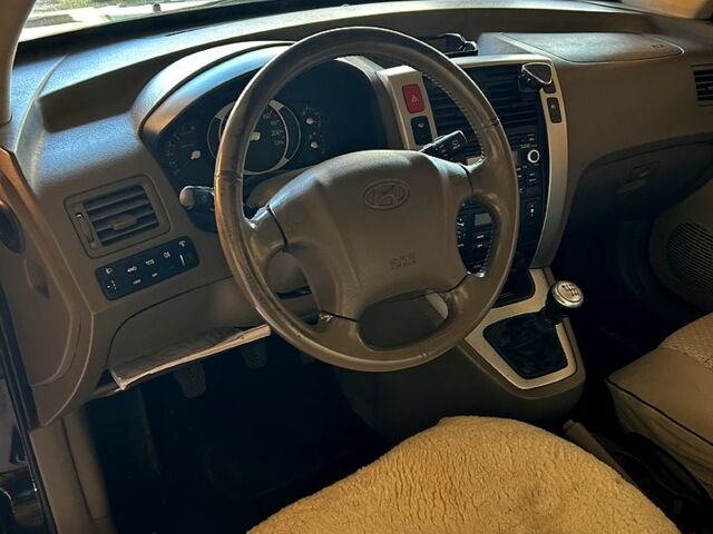 Чорний Хендай Туксон, об'ємом двигуна 2 л та пробігом 260 тис. км за 7700 $, фото 4 на Automoto.ua