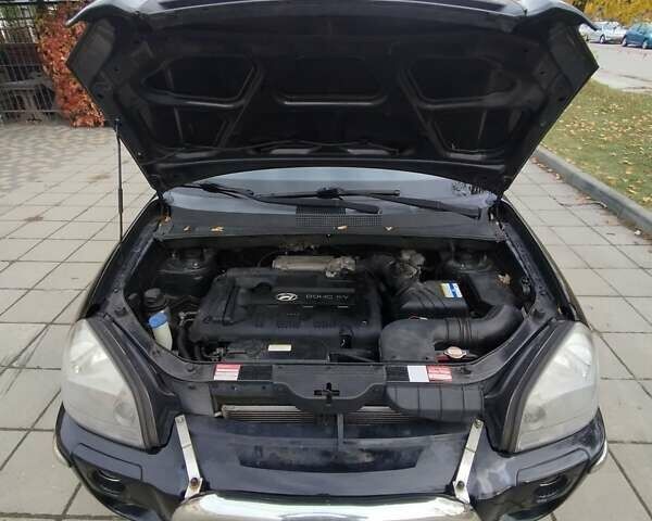 Черный Хендай Туксон, объемом двигателя 1.98 л и пробегом 214 тыс. км за 7700 $, фото 30 на Automoto.ua