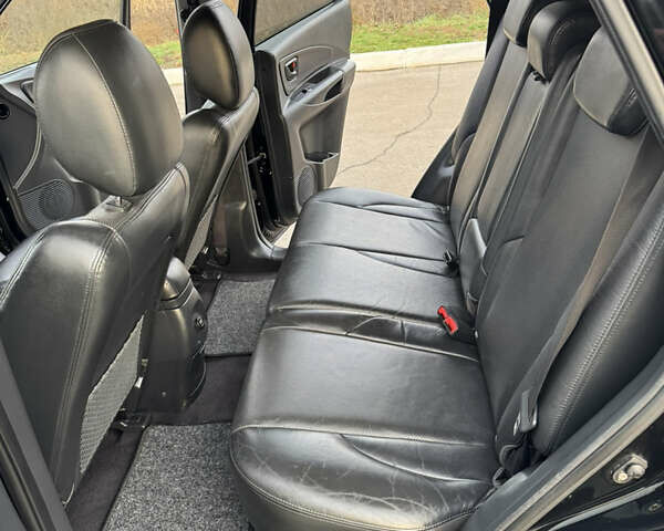 Черный Хендай Туксон, объемом двигателя 2 л и пробегом 210 тыс. км за 7850 $, фото 35 на Automoto.ua