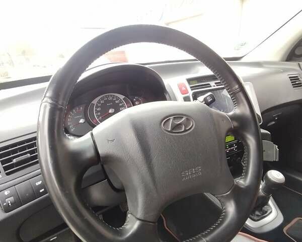 Черный Хендай Туксон, объемом двигателя 1.98 л и пробегом 214 тыс. км за 7700 $, фото 24 на Automoto.ua