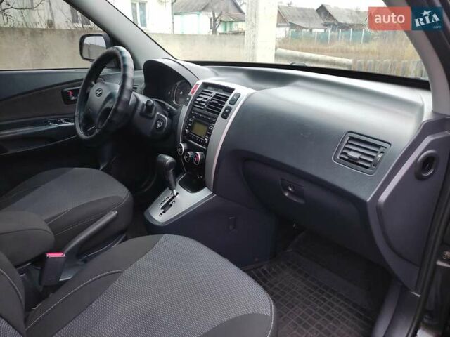 Черный Хендай Туксон, объемом двигателя 2 л и пробегом 237 тыс. км за 7500 $, фото 13 на Automoto.ua