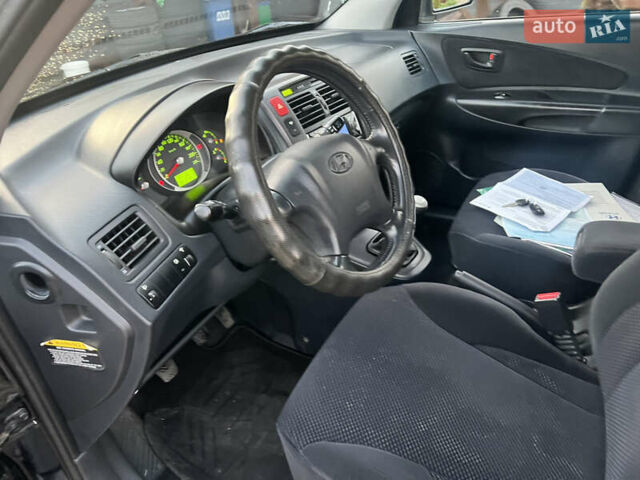 Черный Хендай Туксон, объемом двигателя 2 л и пробегом 276 тыс. км за 7450 $, фото 31 на Automoto.ua