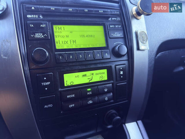 Черный Хендай Туксон, объемом двигателя 2 л и пробегом 250 тыс. км за 7600 $, фото 22 на Automoto.ua