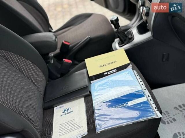 Черный Хендай Туксон, объемом двигателя 1.98 л и пробегом 239 тыс. км за 8700 $, фото 14 на Automoto.ua