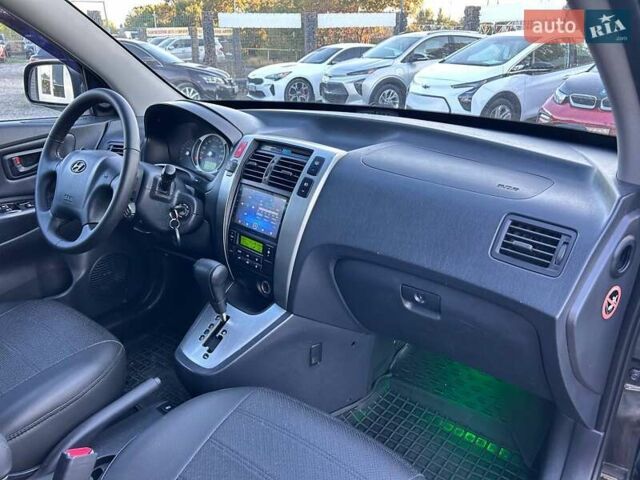 Черный Хендай Туксон, объемом двигателя 2 л и пробегом 230 тыс. км за 7500 $, фото 31 на Automoto.ua