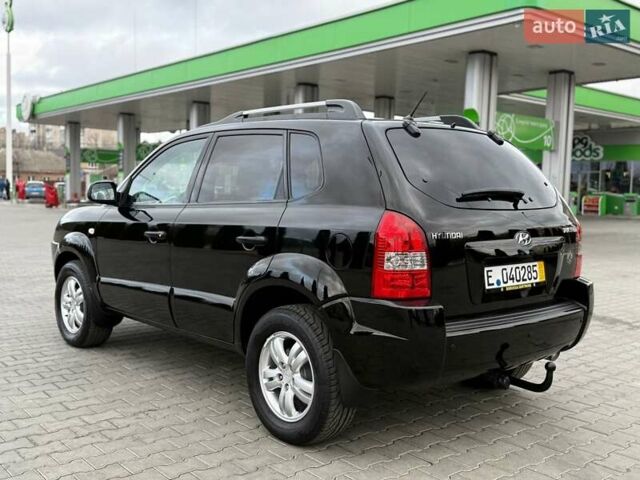 Черный Хендай Туксон, объемом двигателя 1.98 л и пробегом 239 тыс. км за 8700 $, фото 3 на Automoto.ua