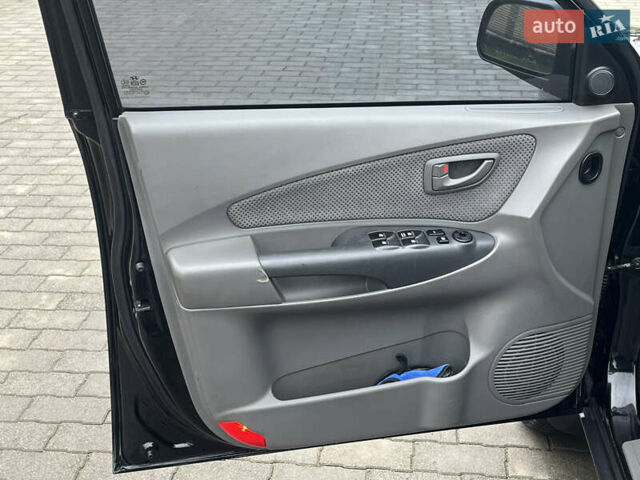 Черный Хендай Туксон, объемом двигателя 2 л и пробегом 107 тыс. км за 8900 $, фото 20 на Automoto.ua