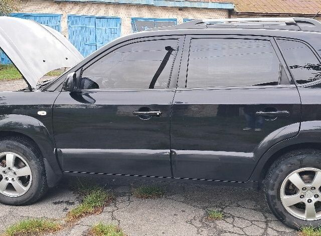 Черный Хендай Туксон, объемом двигателя 2 л и пробегом 270 тыс. км за 8300 $, фото 1 на Automoto.ua