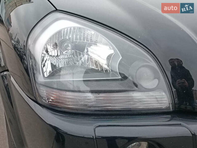 Черный Хендай Туксон, объемом двигателя 2 л и пробегом 192 тыс. км за 7990 $, фото 3 на Automoto.ua