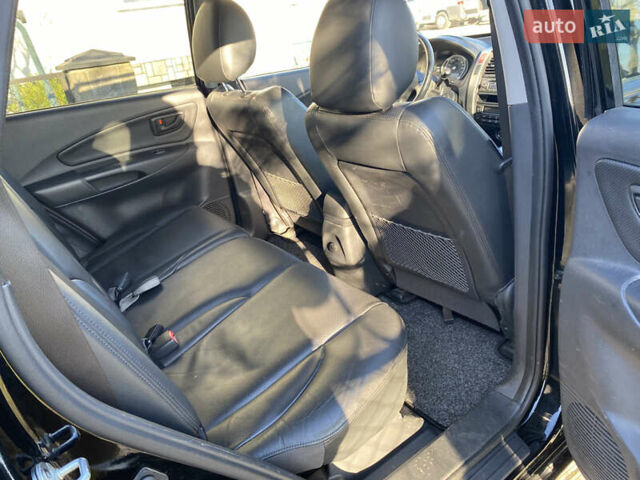 Черный Хендай Туксон, объемом двигателя 2 л и пробегом 149 тыс. км за 8250 $, фото 7 на Automoto.ua