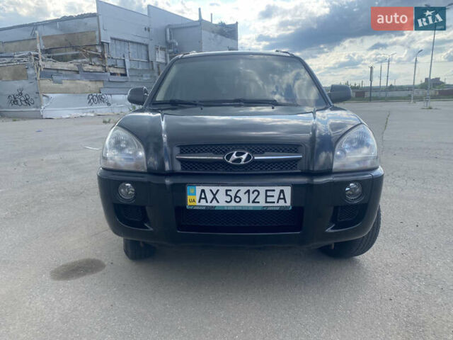 Черный Хендай Туксон, объемом двигателя 2 л и пробегом 270 тыс. км за 7300 $, фото 2 на Automoto.ua