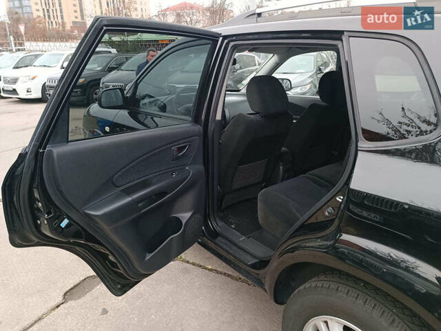 Черный Хендай Туксон, объемом двигателя 2 л и пробегом 192 тыс. км за 7990 $, фото 12 на Automoto.ua