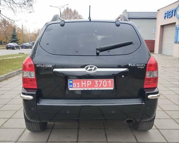 Черный Хендай Туксон, объемом двигателя 1.98 л и пробегом 214 тыс. км за 7700 $, фото 4 на Automoto.ua