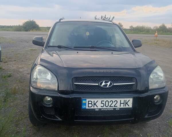 Черный Хендай Туксон, объемом двигателя 1.99 л и пробегом 239 тыс. км за 7700 $, фото 2 на Automoto.ua