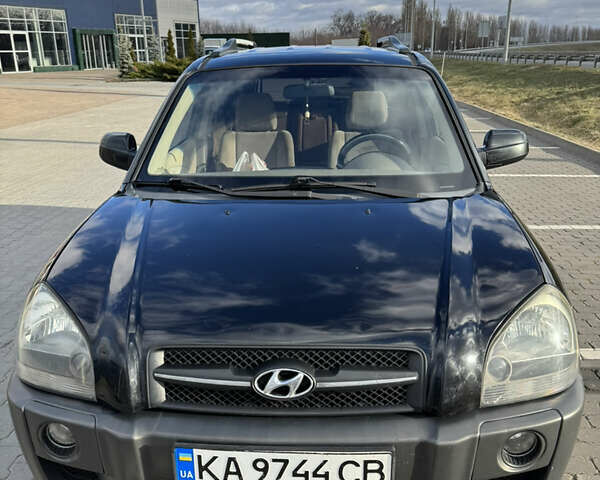 Чорний Хендай Туксон, об'ємом двигуна 1.98 л та пробігом 318 тис. км за 7399 $, фото 2 на Automoto.ua