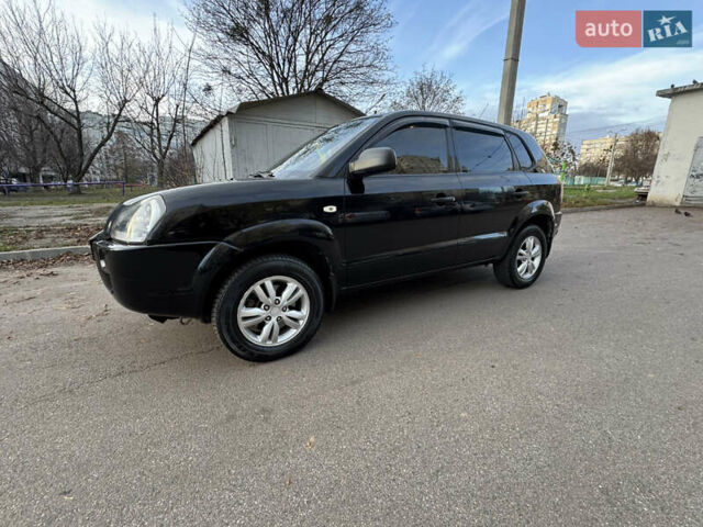 Черный Хендай Туксон, объемом двигателя 1.98 л и пробегом 196 тыс. км за 7999 $, фото 2 на Automoto.ua