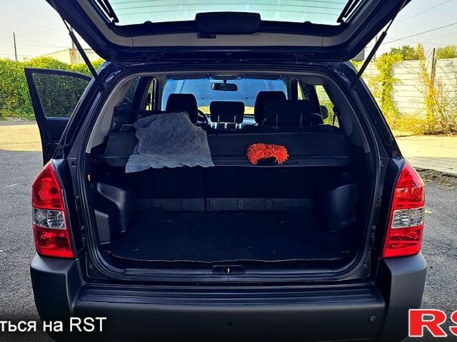 Черный Хендай Туксон, объемом двигателя 2 л и пробегом 215 тыс. км за 8350 $, фото 6 на Automoto.ua