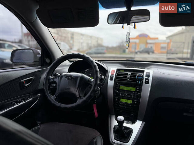 Черный Хендай Туксон, объемом двигателя 2 л и пробегом 252 тыс. км за 7200 $, фото 11 на Automoto.ua